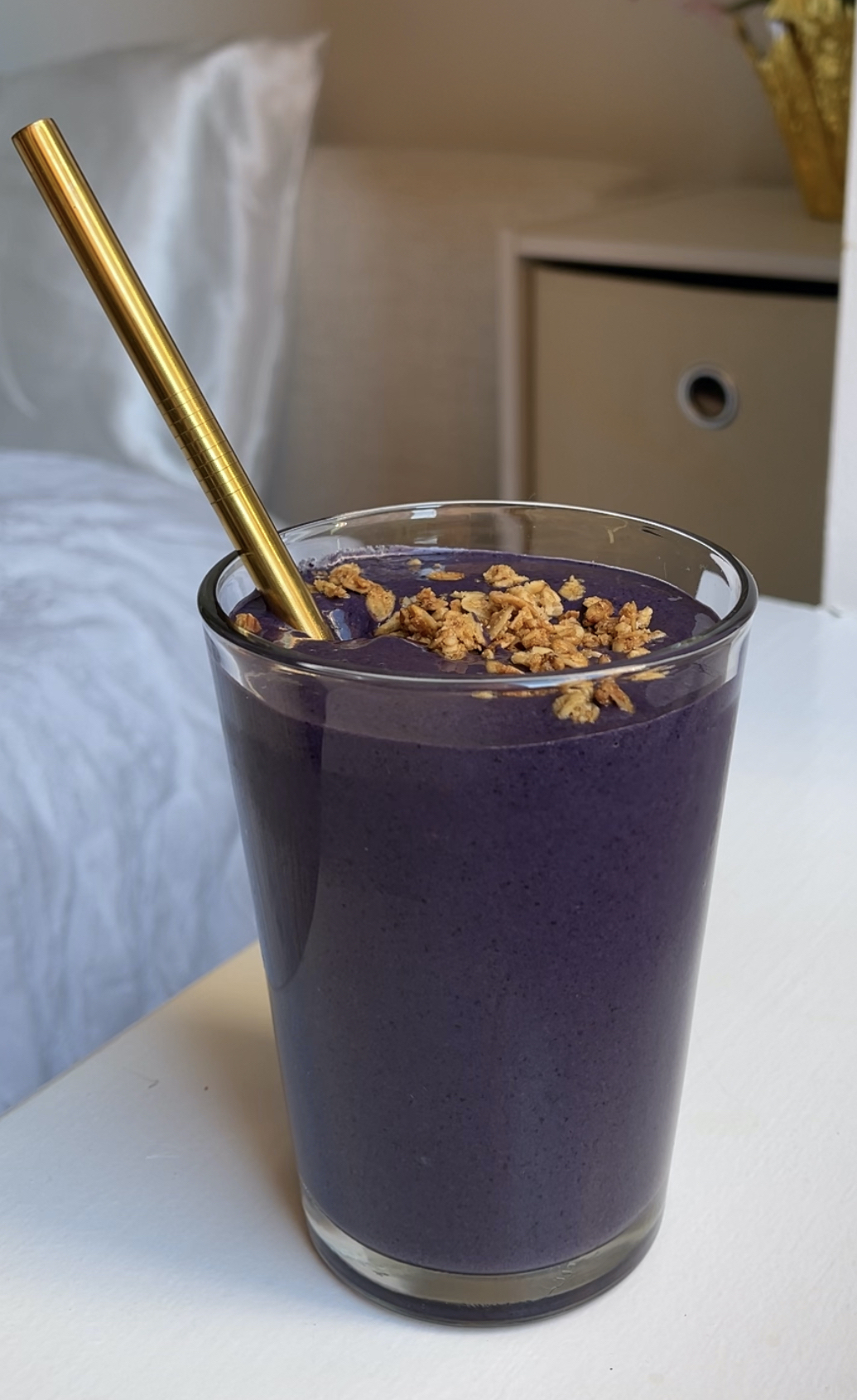 looking for the perfect, filling snack for the warmer weather? check out this blueberry vanilla smoothie!